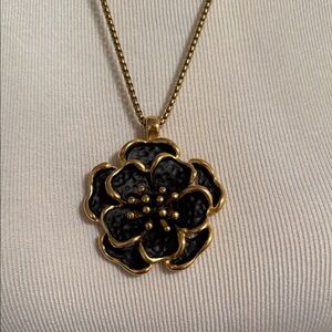 Elegant Black and Gold Flower Pendant Necklace